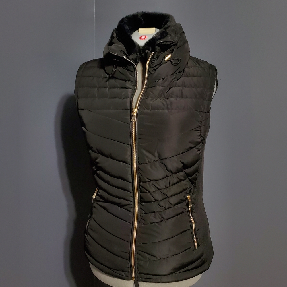 YMI Black Quilted Women's Vest with Gold Accents Size Large